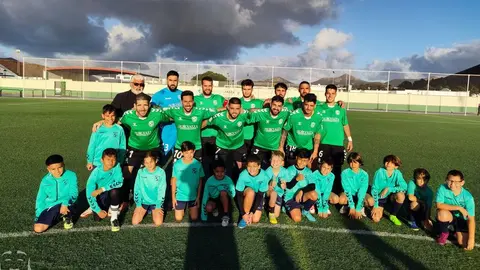 Los jugadores del Yaiza, felices tras el encuentro y el meritorio punto obtenido