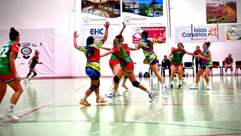 Jugadora del CB Zonzamas CICAR Lanzarote realizando un lanzamiento sobre la defensa del Sant Quirze.