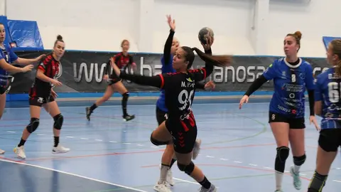 Miriam Páez realizando un lanzamiento ante el Almassora.