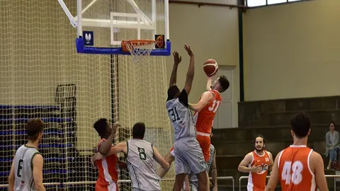 Imagen de archivo de un jugador del Aloe Pluz Lanzarote realizando una entrada a canasta.