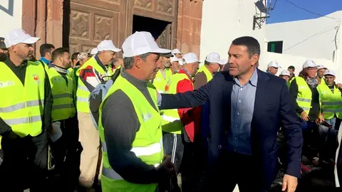 Oswaldo Betancort junto a un componente del Plan de Empleo en Teguise.