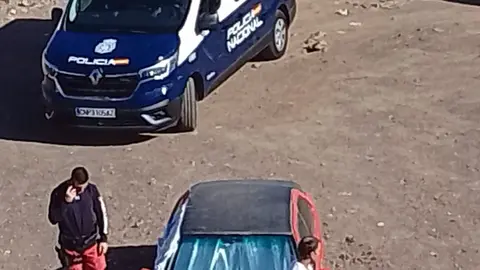 Imagen de la Policía Nacional acudiendo al descampado de la calle Donantes de Sangre.