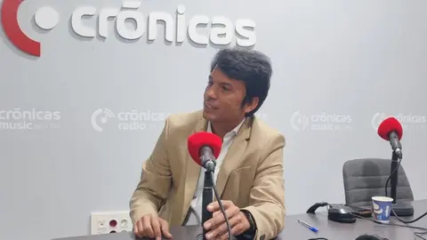 Marcos Bergaz en el estudio de Crónicas Radio.