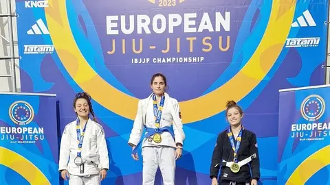 María Alonso en el podio ganadora del Europeo de Jiu-jitsu.