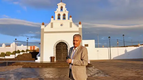 José Juan Cruz junto a la iglesia de La Candelaria.