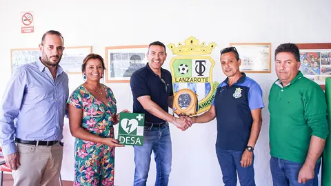 Oswaldo Betancort entregando un desfibrilador a la directiva del CD Tahiche.