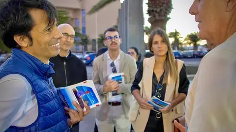 Marcos Bergaz junto a un vecino del municipio.