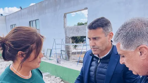 Olivia Duque, Oswaldo Betancort y Eugenio Robayna visitando la obra.