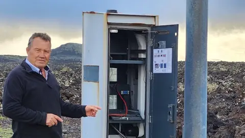 El candidato a la Alcaldía de Tinajo, Ramón Ortiz, muestra el estado en el que se encuentran los radares.