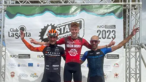 Ostergaard en el podio de la 4 Stage MTB Race Markt.