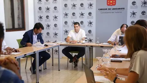 Imagen de archivo de un encuentro del Consejo de Administración con Susana Pérez hablando con Marcos Bergaz.