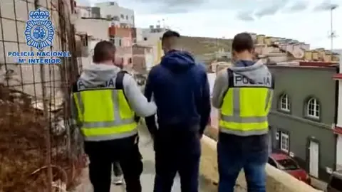 Uno de los detenidos trasladado por la Policía Nacional.