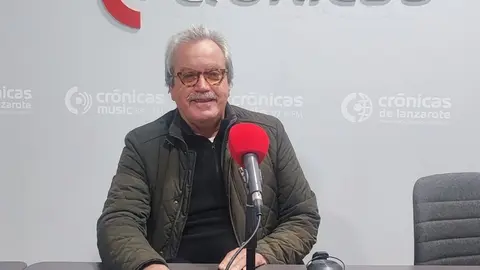 José Torres Stinga en el estudio de Crónicas Radio.