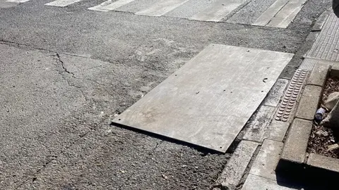 Imagen de la plancha metálica colocada en la calle Alcalde Lorenzo Cabrera.