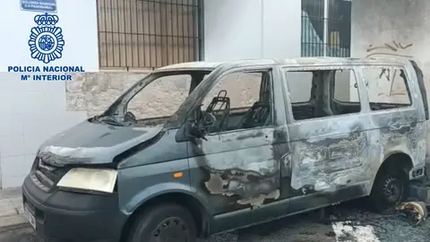 Daños provocados por el pirómano detenido.
