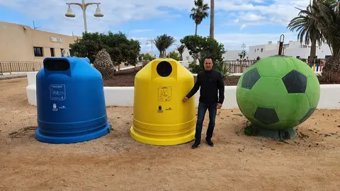 Hugo Delgado junto a contenedores de reciclaje en La Graciosa.
