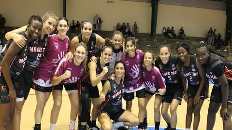 Imagen de las jugadoras del Magec Tías celebrando una victoria en la Ciudad Deportiva de Lanzarote.