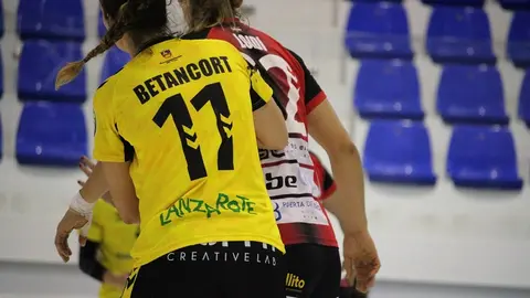 Jugadora del CB Puerto del Carmen durante un encuentro en el pabellón de Tías.