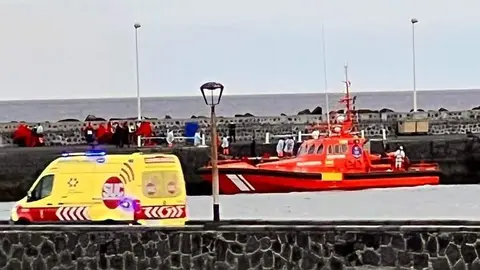 Imagen de archivo de otra patera llevada a Arrecife por el personal de Salvamento Marítimo.
