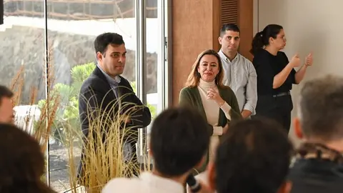 María Dolores Corujo junto a Benjamin Perdomo y Alberto Aguiar.