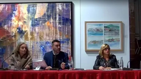 Momento en el que la secretaria y el alcalde tratan de aclarar la situación en la que se encontraba el todavía concejal del PP. 