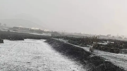 Imagen de una de las zonas de la Isla en la que parece que ha nevado este sábado tras la fuerte tromba de granizo