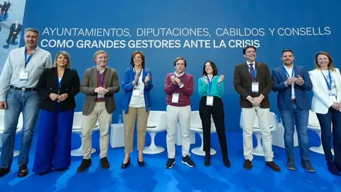 Imagen de Jacobo Medina con parte de la cúpula de su partido en diferentes administraciones locales