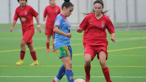 Las jugadoras de los dos equipos en un lance del encuentro