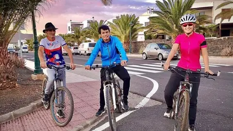 Marcos Bergaz y Jenifer Galán con un vecino en Costa Teguise.