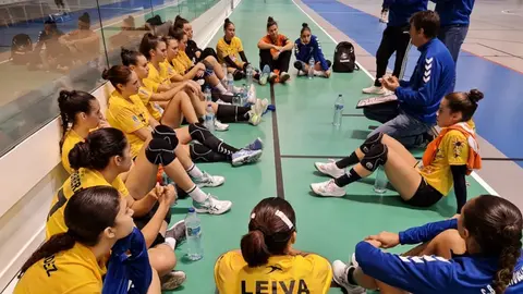 Juanmi Pérez dando instrucciones a las jugadoras del CB Lanzarote Puerto del Carmen.