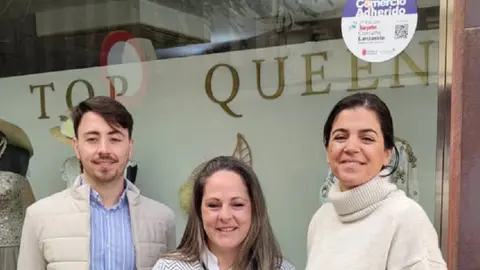 La Consejera de comercio del Cabildo Insular de Lanzarote, Carmen Guadalupe, acompañada por FELAPYME, visitando algunos de los comercios de Arrecife