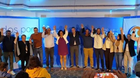 Óscar Noda con su equipo más cercano este miércoles por la noche en Playa Blanca