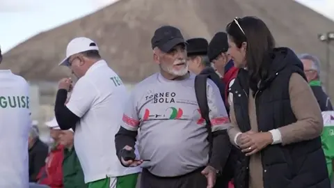 Evelía García junto a uno de los participantes del Campeonato insular de Bola Canaria de Madera ‘Abuelos Conejeros’.
