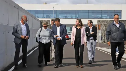 La presidenta del Cabildo y el presidente de la Autoridad Portuaria este jueves visitando el puerto.