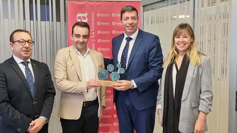 José Valle recibiendo el galardón por la contribución de la Cámara de Comercio a la digitalización de Canarias