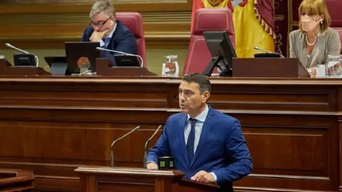 Oswaldo Betancort en el Parlamento de Canarias.