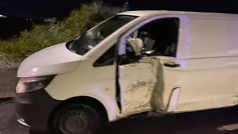 Imagen de cómo quedó la furgoneta tras el fuerte impacto.