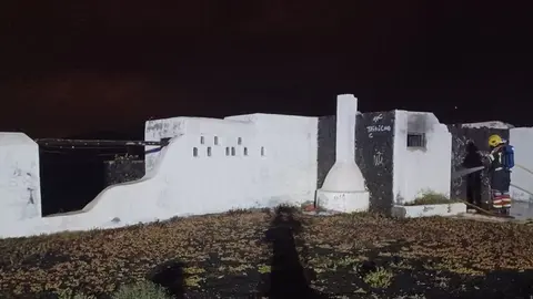 Momento de la actuación de los bomberos en la vivienda de Tahíche.