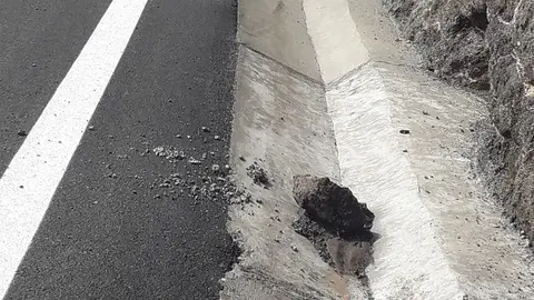 Imagen de las rocas y del deterioro que tiene la nueva vía