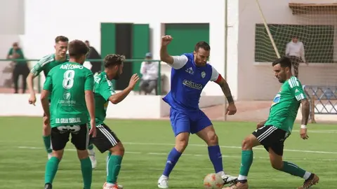 Jugadores del Gran Tarajal rodeando a un jugador del Yaiza