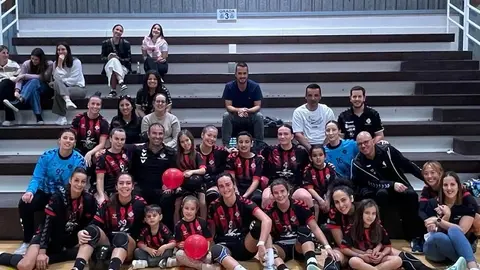 Jugadoras CICAR Lanzarote Ciudad de Arrecife celebrando la victoria con los aficionados desplazados a Tenerife.
