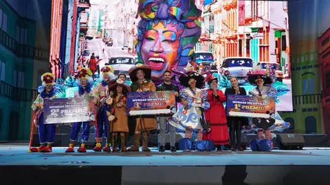 Imagen de las tres murgas infantiles junto a los representantes políticos.