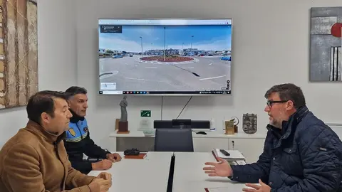 Isidro Pérez y Antonio Rocio junto a un componente de la Policía Local.