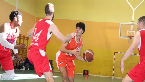 Imagen de archivo de un jugador del CB Conejero intentando realizar un pase