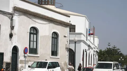 Imagen del acceso al Ayuntamiento de Arrecife y a la zona denunciada.