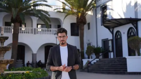 Jeziel Martín frente al Ayuntamiento de San Bartolomé.