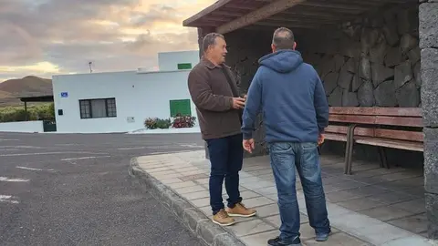 Ramón Ortiz escuchando las demandas de uno de los vecinos del municipio.