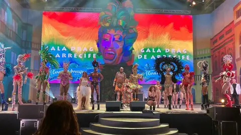 Imagen de las drags en el escenario.