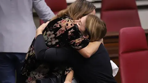 María Dolores Corujo junto a Noemí Santana en el Parlamento de Canarias.