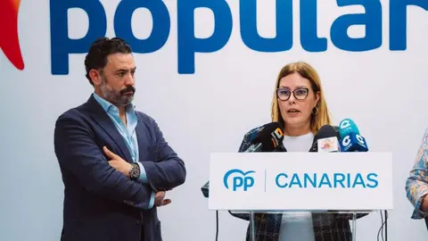 Guillermo Mariscal con Astrid Pérez en una visita a Lanzarote. dos